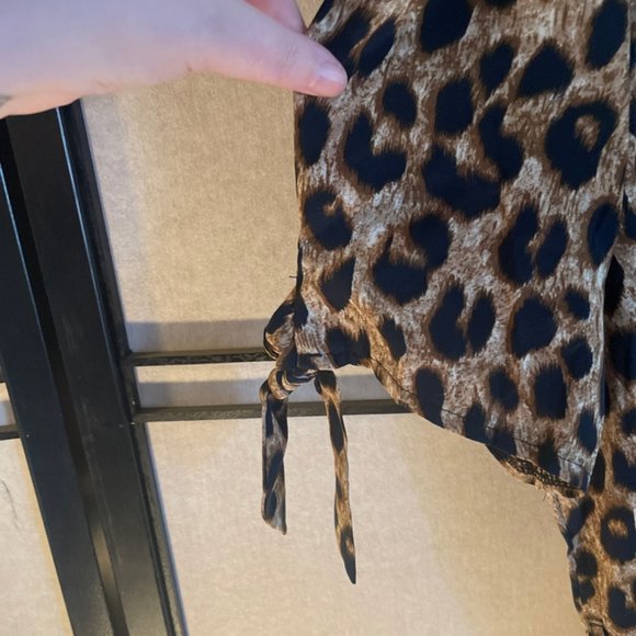 Classic Wrap Dress in Leopard Print- stunning and sexy - Picture 4 of 5